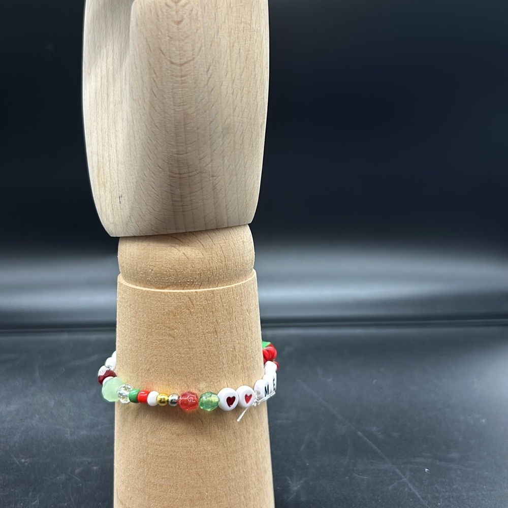Merry Christmas bracelet with present charm and green, red and white beads - Picture 2 of 2